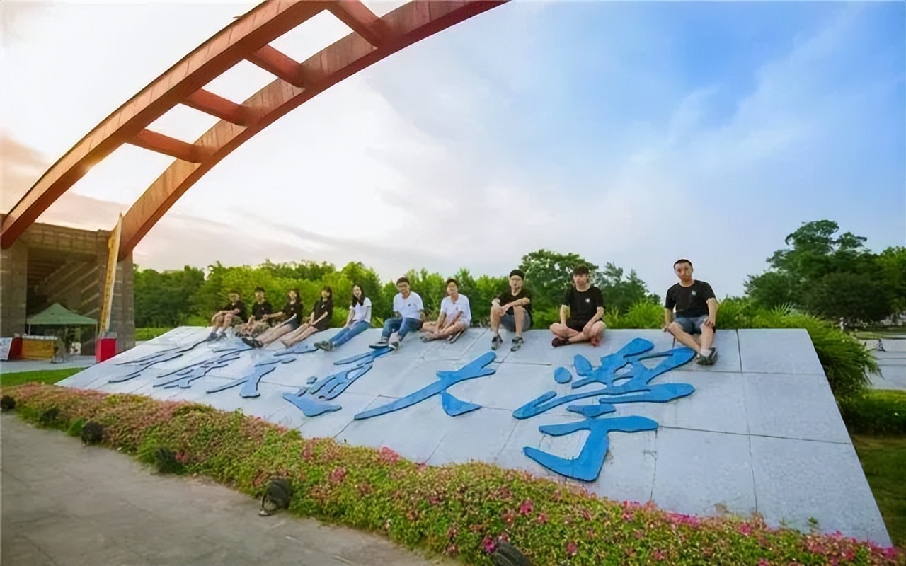 高校怎么样提升足球氛围,重庆交通大学足球校队