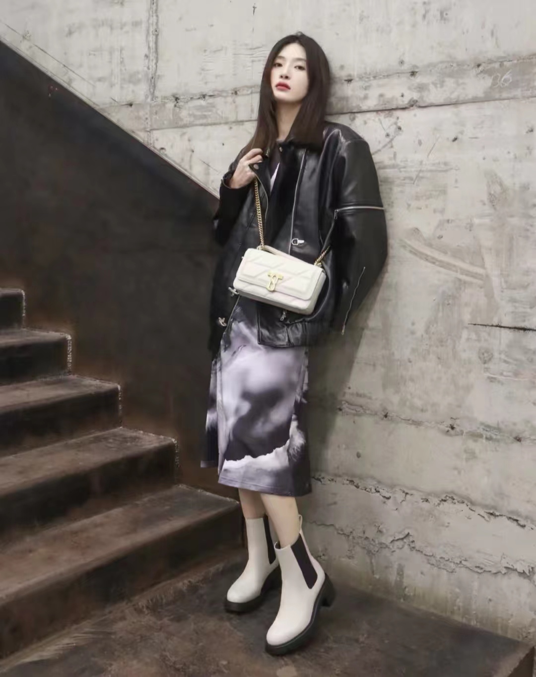 黑色机车皮衣搭配女秋冬,男士皮衣怎么搭配才显高级