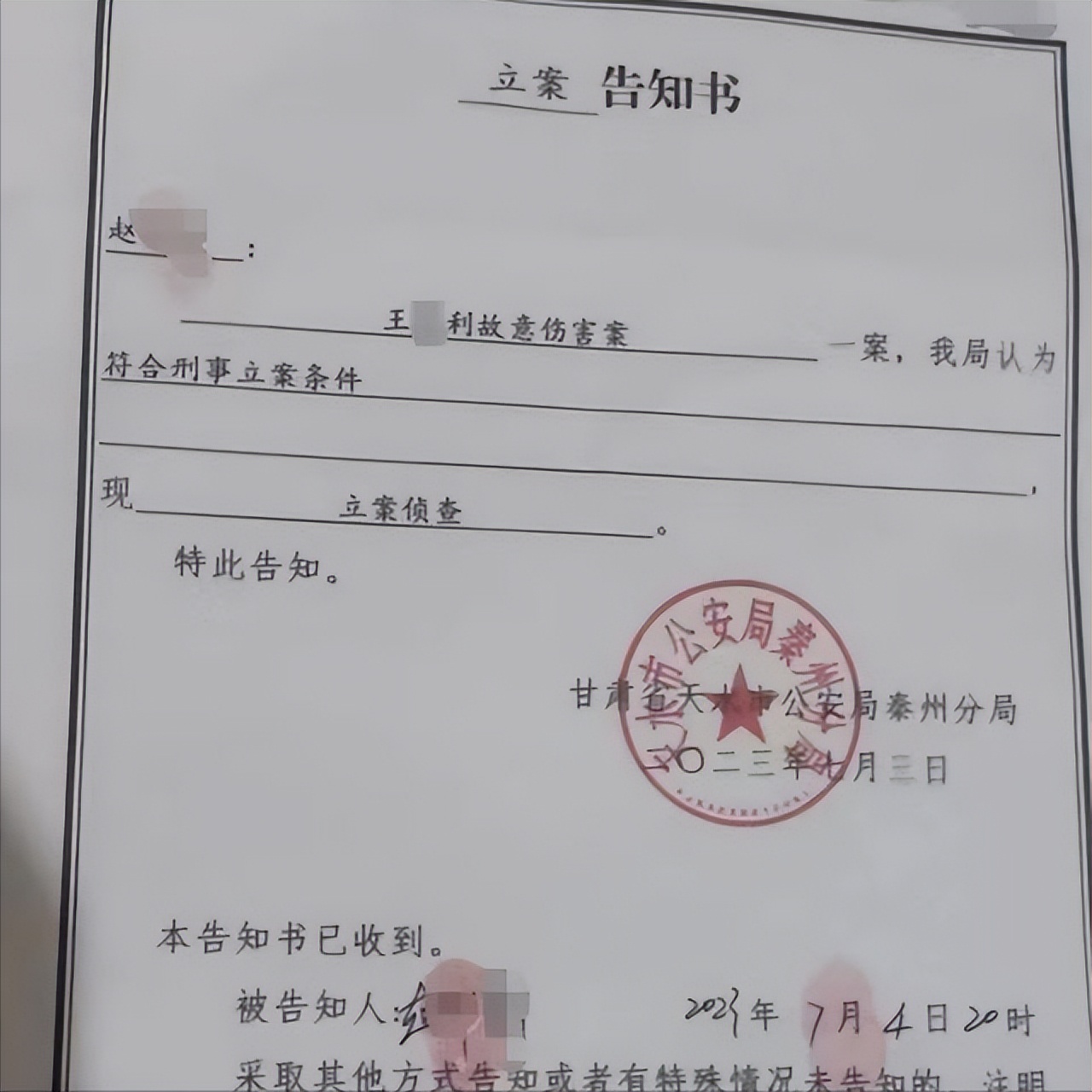 残忍的女孩遭妈妈暴打,女童遭生母残忍虐待