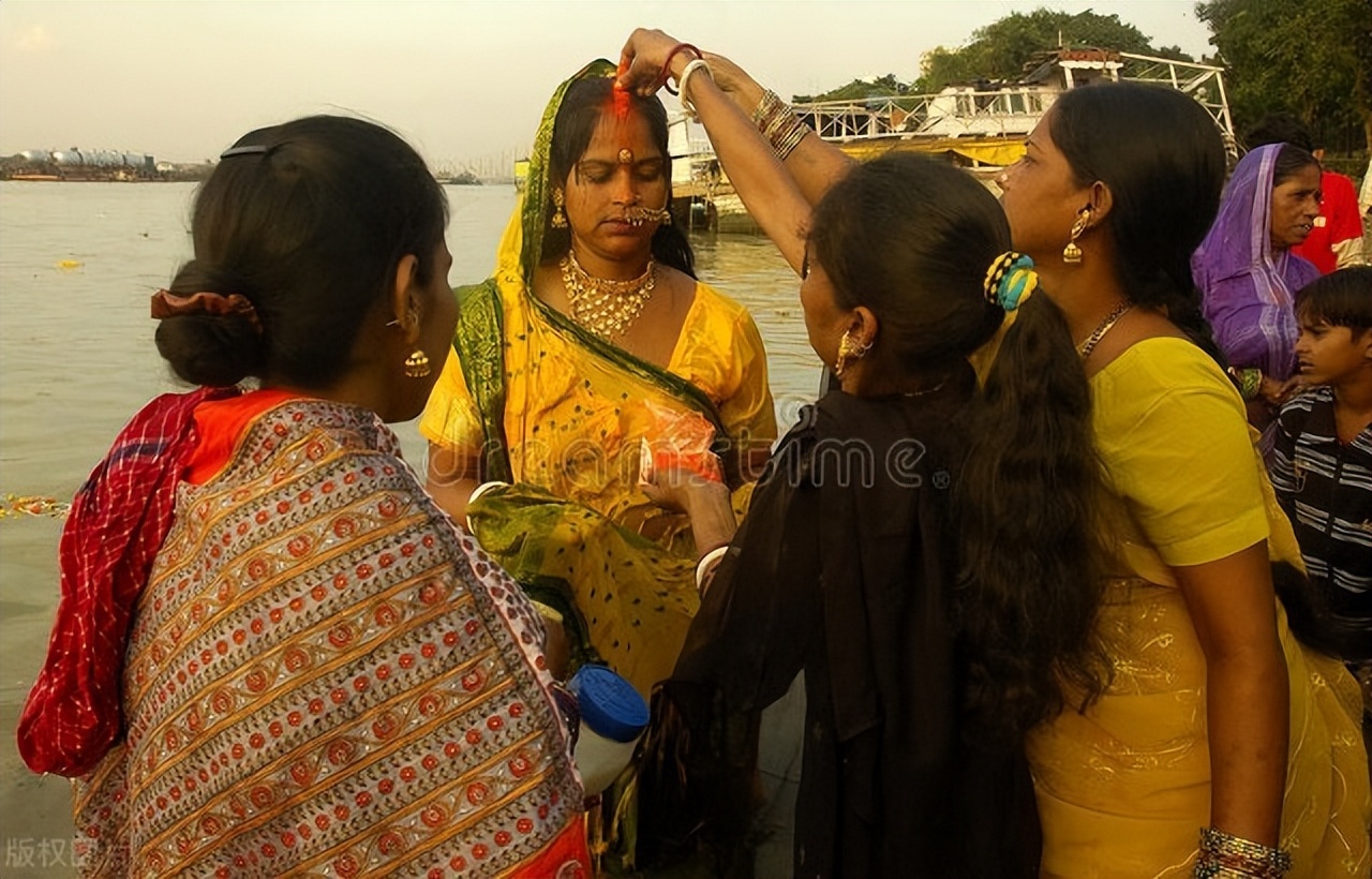 强奸之都新德里名副其实，2012年印度黑公交轮奸案，引爆全球