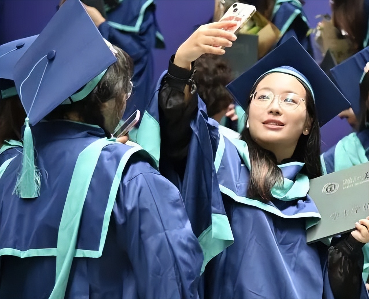 武汉大学穿民国衣服毕业照,武汉高校毕业穿军装