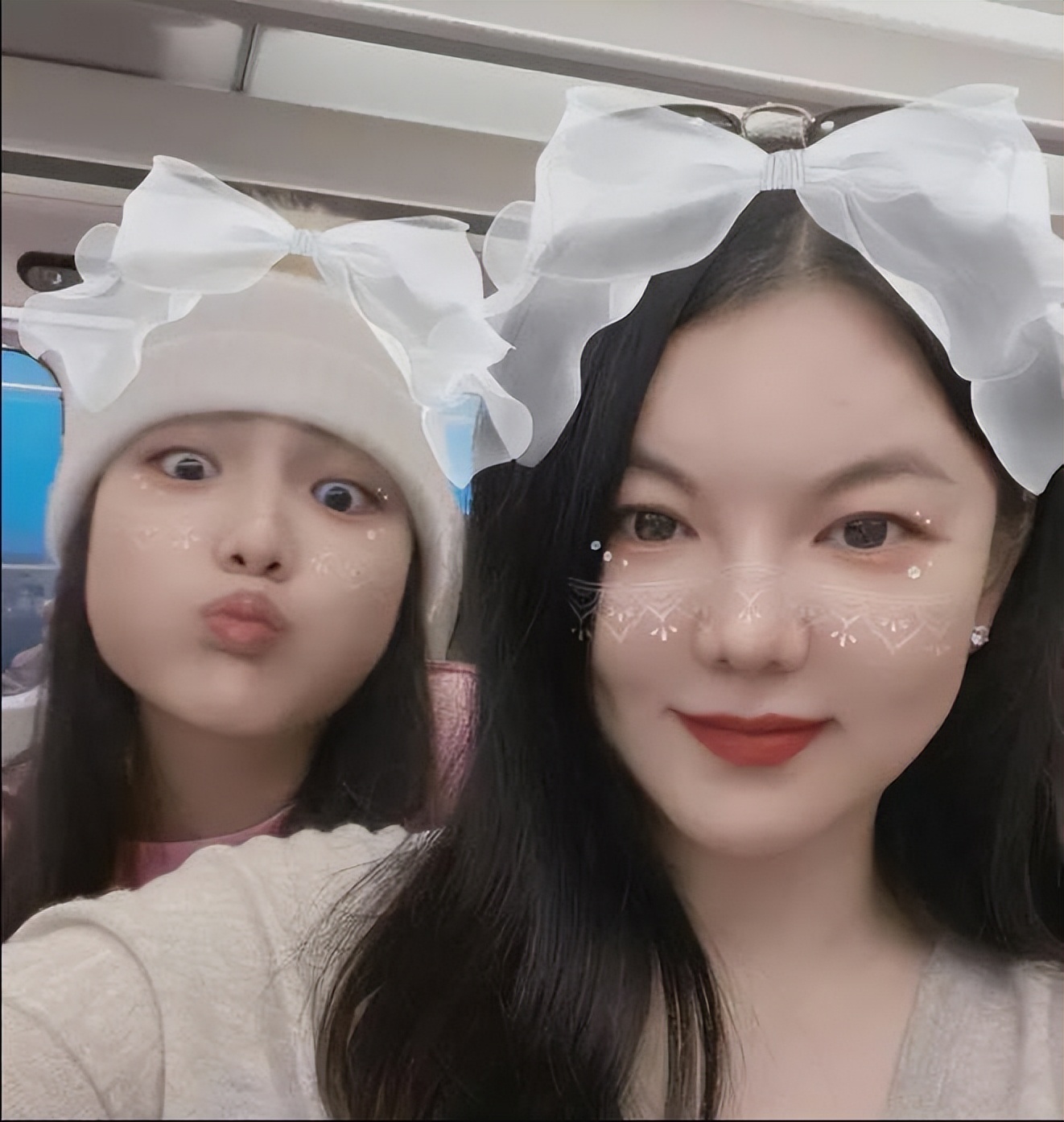 王诗龄李湘王岳伦头等舱,李湘王诗龄机场