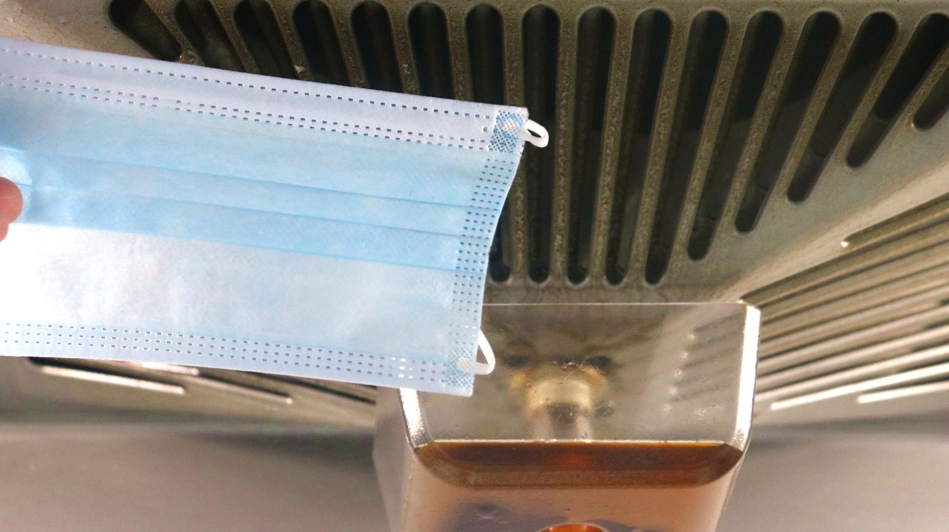 家里油烟机不管多脏一个口罩搞定,怎么用一次性口罩擦油烟机