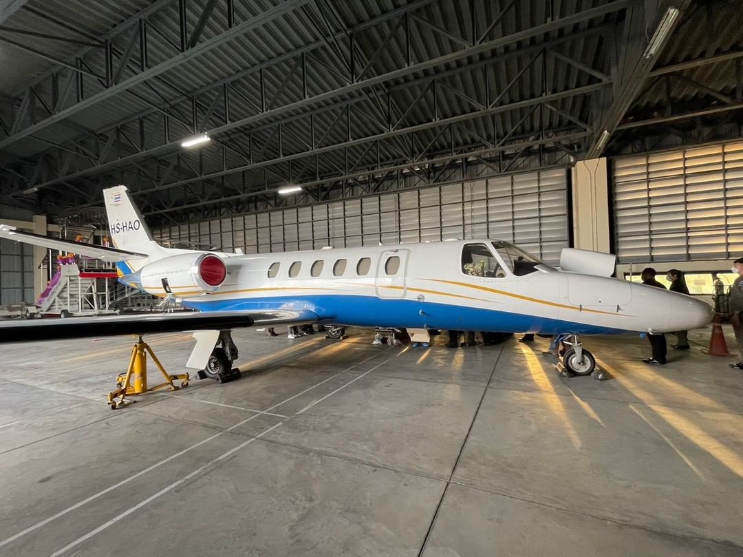 “灰产五虎”再折一人！私人飞机房产近百辆旅游巴士被警方查扣