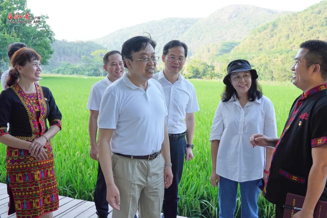 从湖南书记沈晓明的牛仔裤与海南书记冯飞的卡基裤说开去