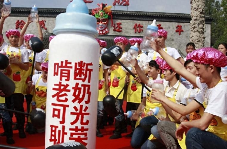 “奶头乐”出现在大学校园，不少大学生深陷其中，家长却浑然未知