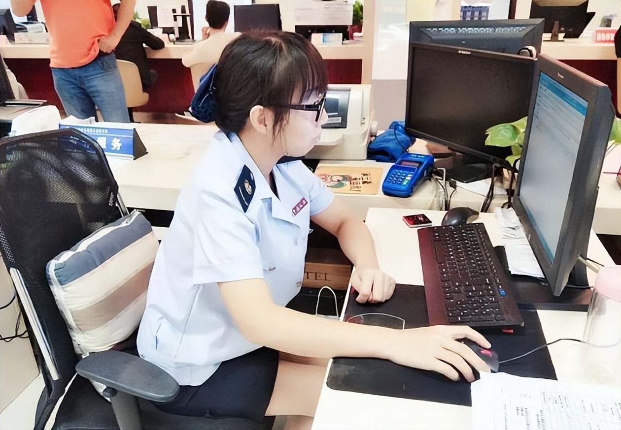 公务员工资真不高吗,公务员月薪不高为什么那么多人考