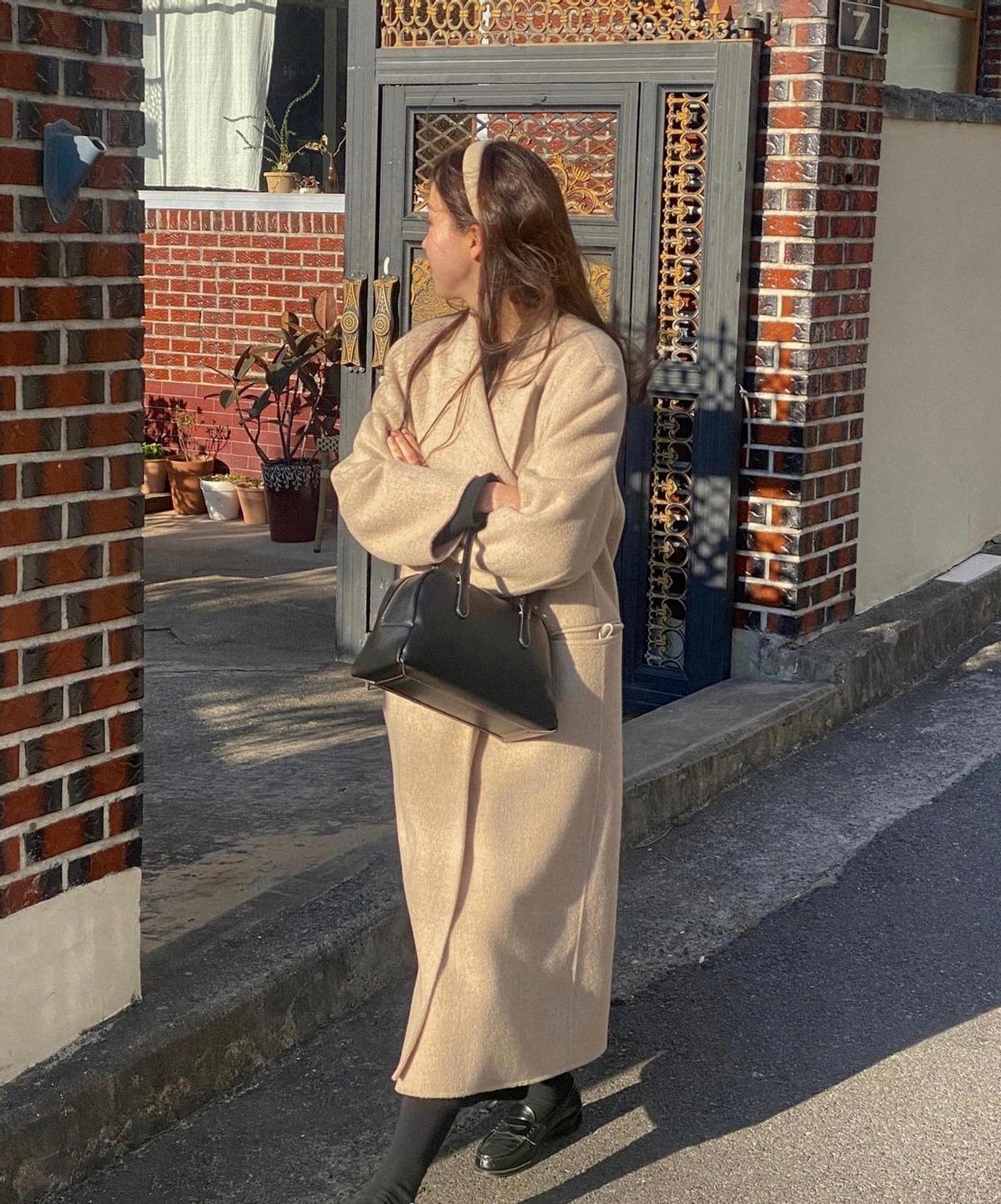 别再乱穿大衣了这样穿才是真高级,白色大衣里面搭配什么颜色显高级