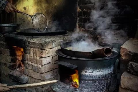 我帮同学交三年学费，他功成名就不接我电话，我拉黑后却来找我