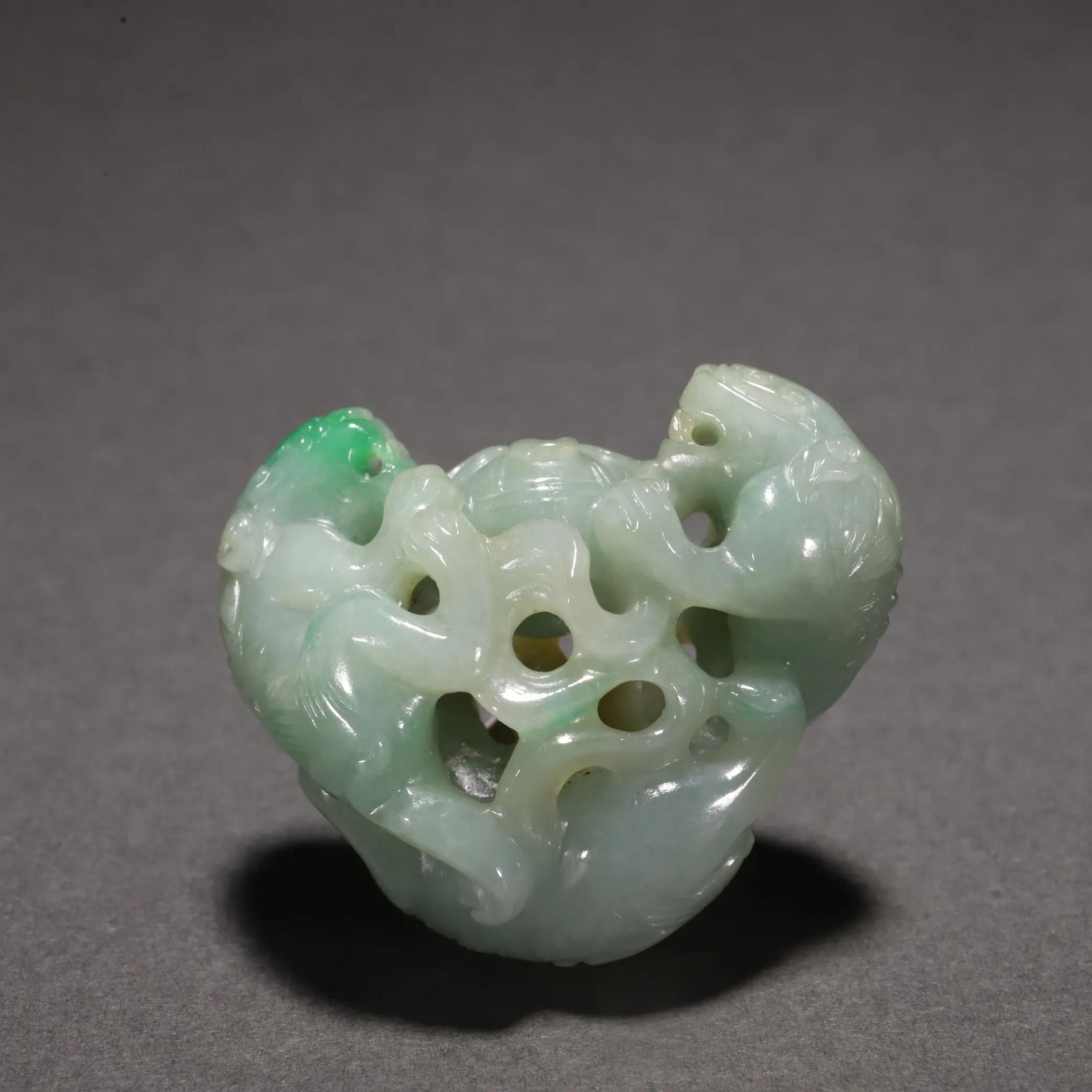 旧藏翡翠镂空雕三狮戏球雕件。规格：高3.5㎝长4.3㎝宽2.6㎝重40g