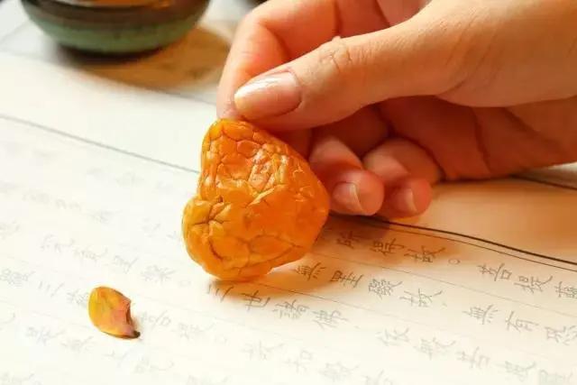 琥珀为什么出现冰裂纹,琥珀蜜蜡为什么会发光