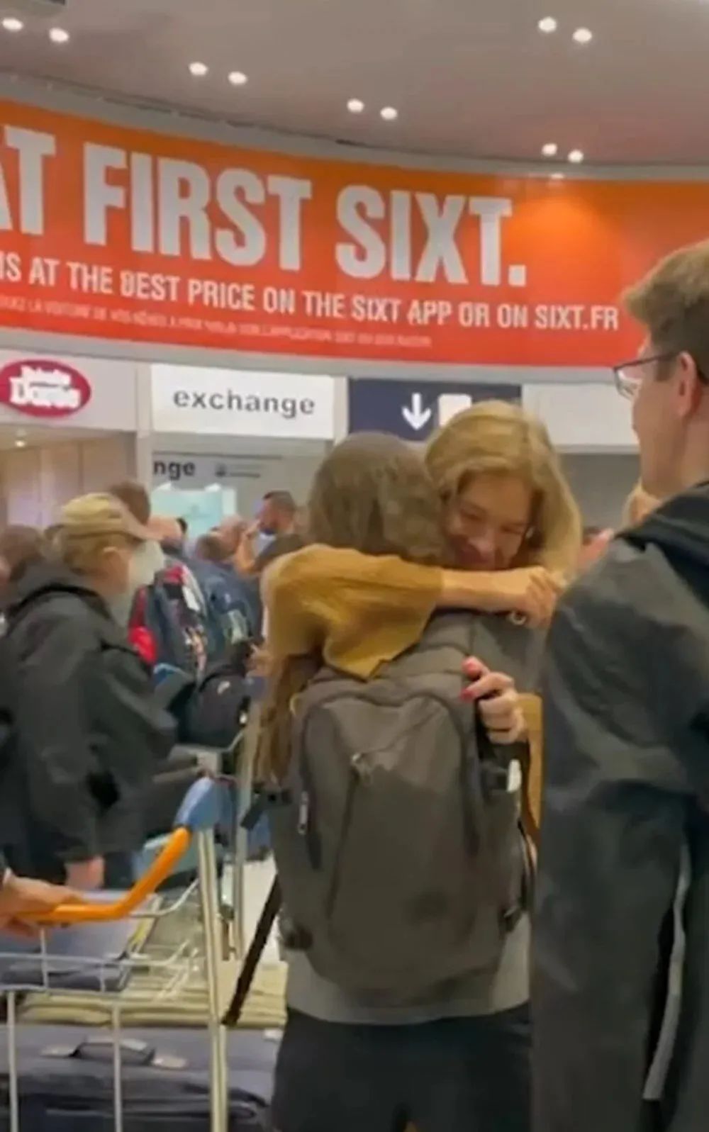 身价200亿LV太子妃找回失散多年的亲妹！网友傻眼：还缺妹妹吗？