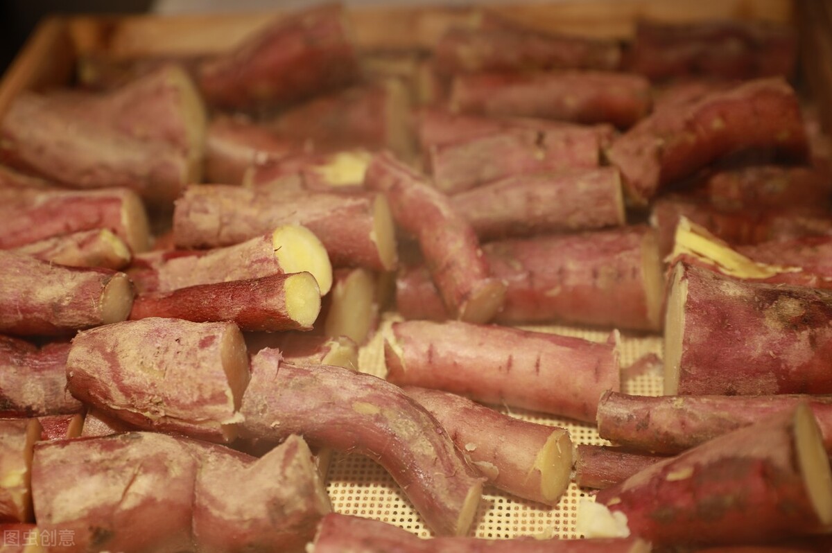 红薯别直接蒸着吃了,红薯切块放电饭煲