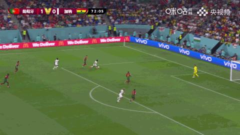 他童年踢的足球,就是把垃圾塞进袜子里