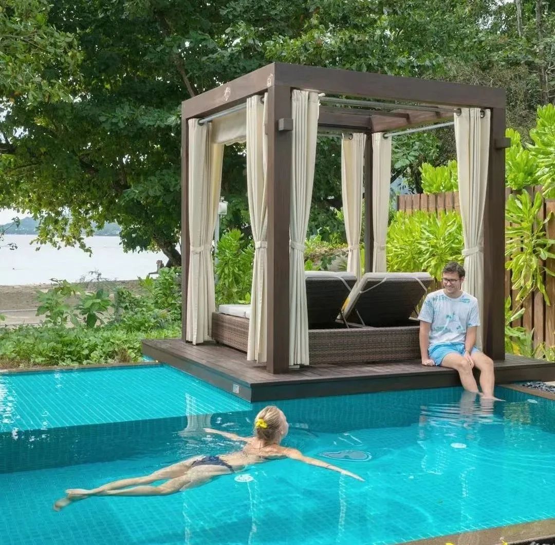 这对年轻夫妻放弃高薪，旅行2年花光存款，潇洒8年后向全网凡尔赛