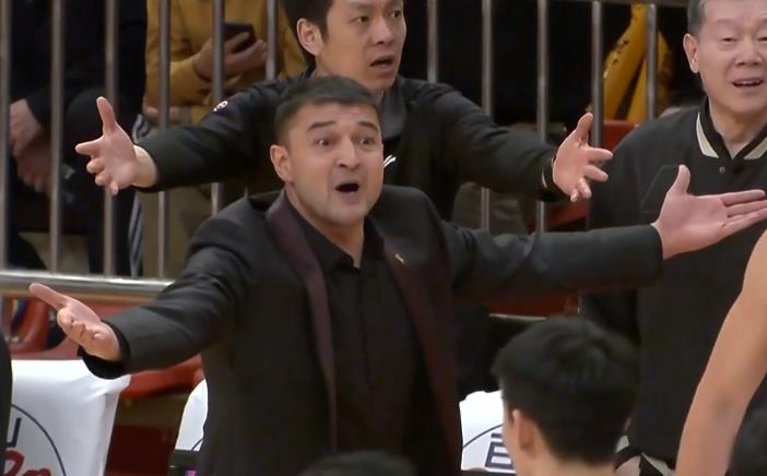 西热力江场边骂裁判原视频,许钟豪犯规裁判