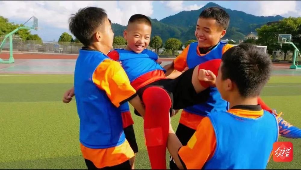 一双球鞋一人一只，凑成“黄金左右脚”！没有什么能够阻挡“运动小子”们的热爱