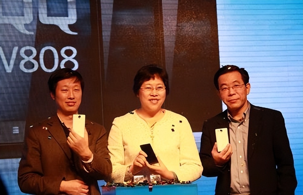 一部手机卖99元，坚持20年不倒闭的荣秀丽，是如何生存至今的