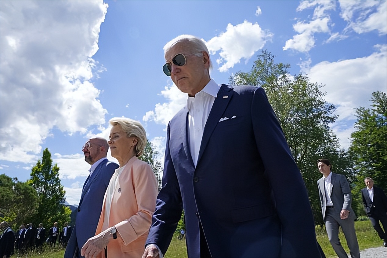 G7峰会冯德莱恩成时尚黑马!穿粉色西装亮相太美,不输第一夫人们