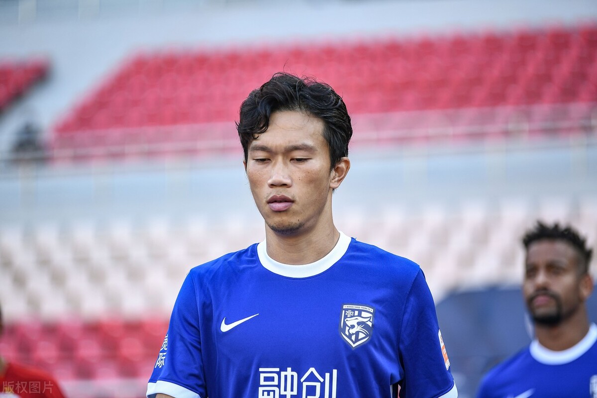 卧龙凤雏飞踢,卧龙凤雏后卫踢球视频