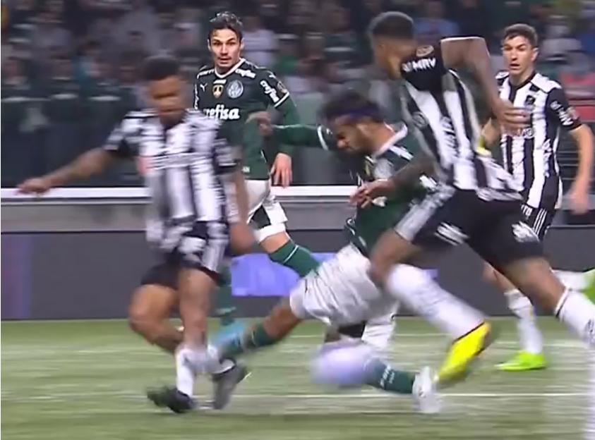 主裁气得要吃人，南美解放者杯1/4决赛太粗鲁，3张红牌根本不够