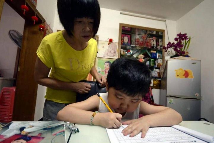 保姆无偿照顾雇主遗孤十余年,雇主夫妇双双重病临终托孤