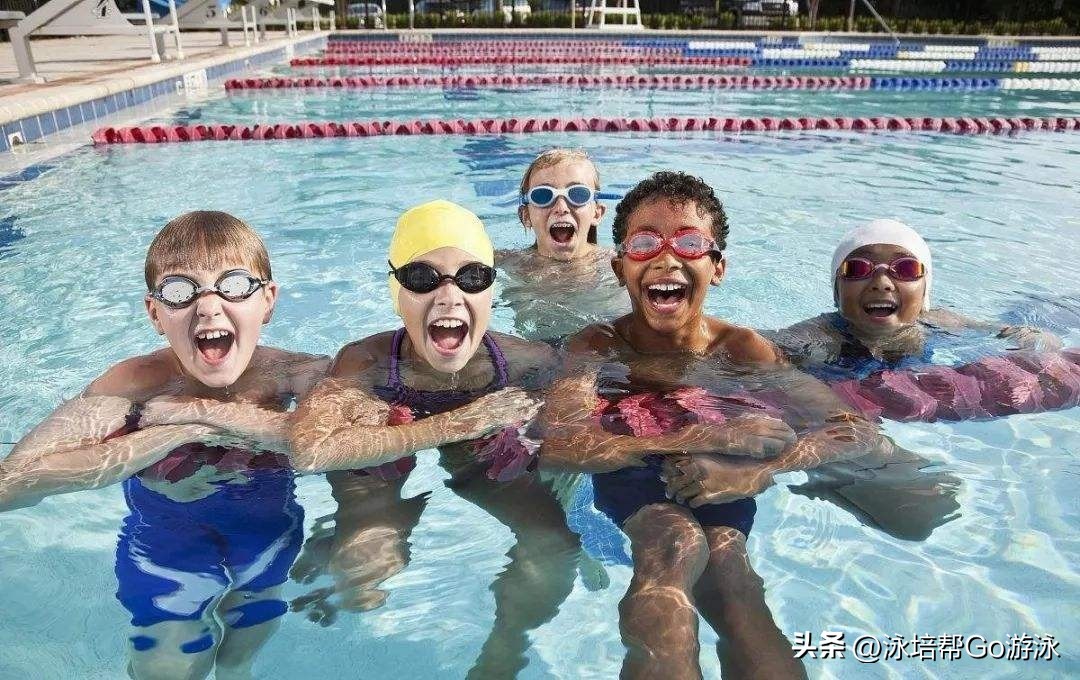 学游泳应该选择哪个泳姿比较好,游泳哪种泳姿最锻炼身体