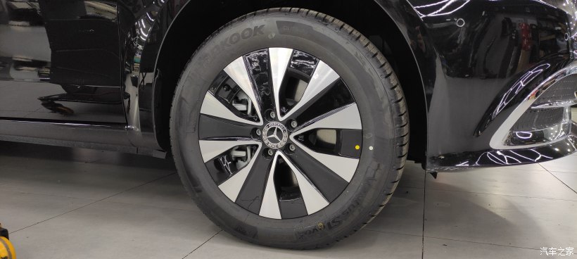 银色奔驰威霆改迈巴赫双拼色,威霆国六内饰改成迈巴赫款式