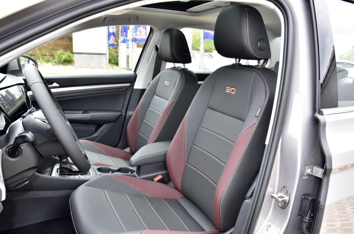 19款宝来自动舒适版都有哪些内饰,同级车空间实测