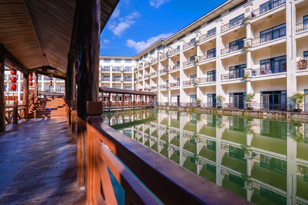 广东乳源南水温泉度假村,世界过山瑶风情园