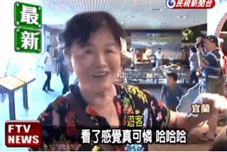 岛内民众排队买鸡蛋,排队买鸡蛋老人