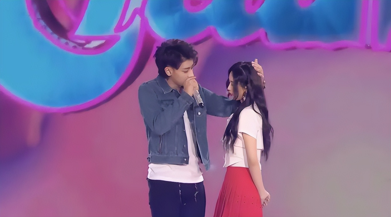 黄子韬徐艺洋出门开什么车,黄子韬带徐艺洋出席活动