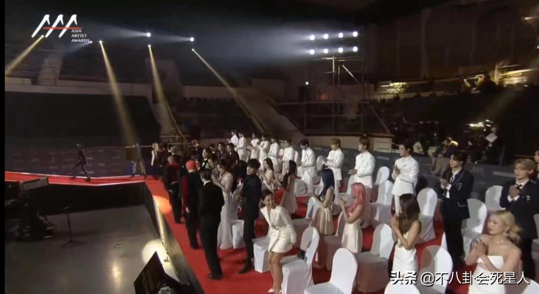 韩星礼服惊艳造型,韩星白短裙出席活动图