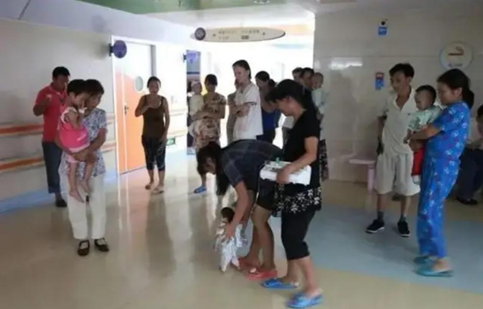 2009年，湖南妈妈生下2斤重特殊女儿，叫出租车被拒载：坐不下