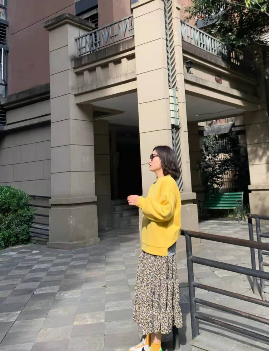 秋冬毛衣或者卫衣搭配的半身裙,灰色卫衣搭配什么颜色的半身裙