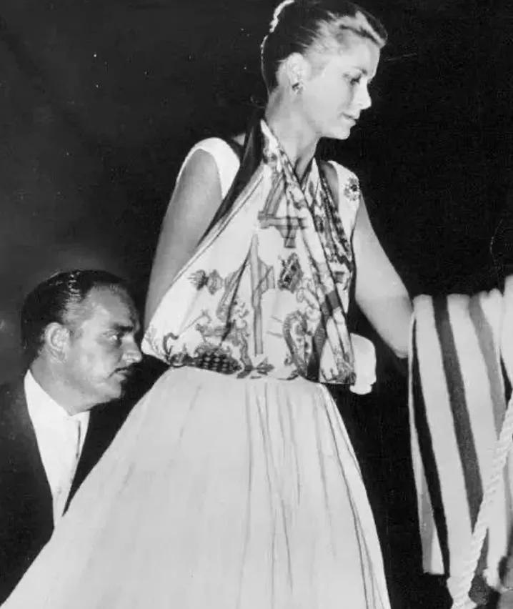 最火的爱马仕丝巾,第一条爱马仕丝巾