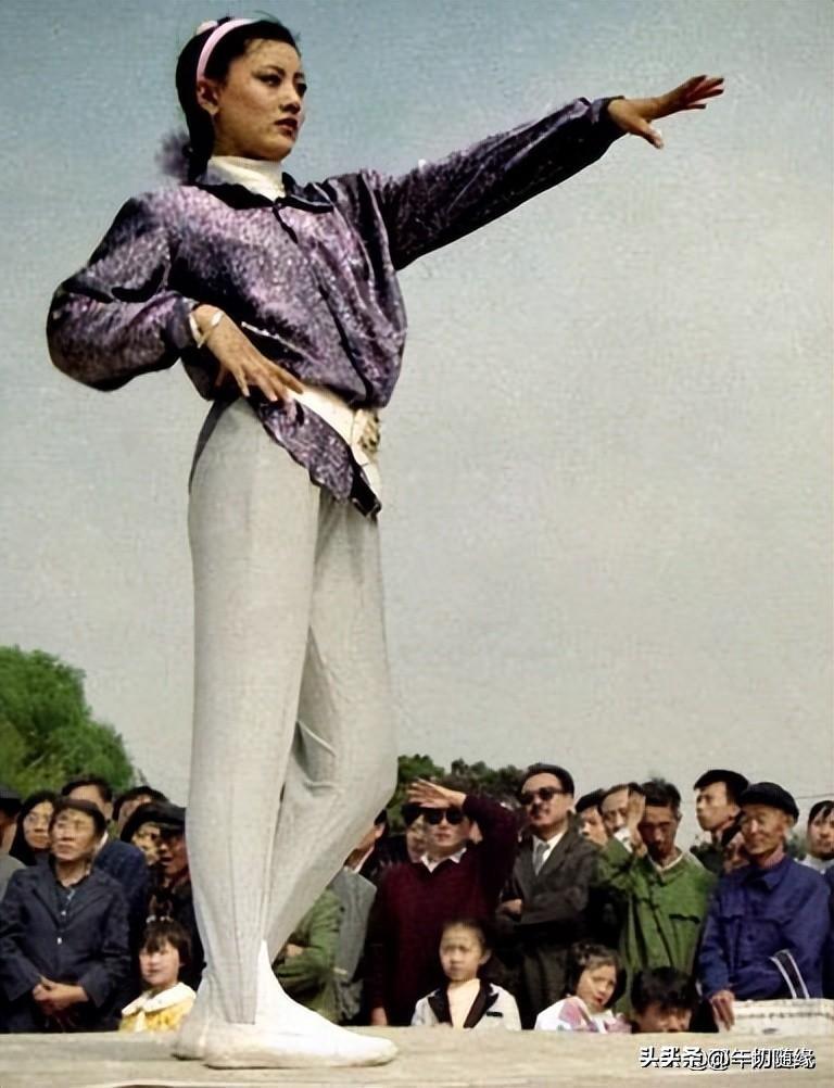 晚清真实：花楼女子媚态撩人，丰乳肥臀，30张老照片尽展风姿迷人