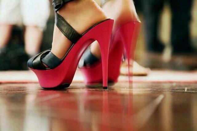 脚趾甲总往肉里长还疼是什么原因,脚趾甲老是戳到肉