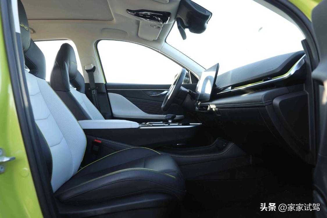 北汽魔方-年轻人的个性科幻座驾