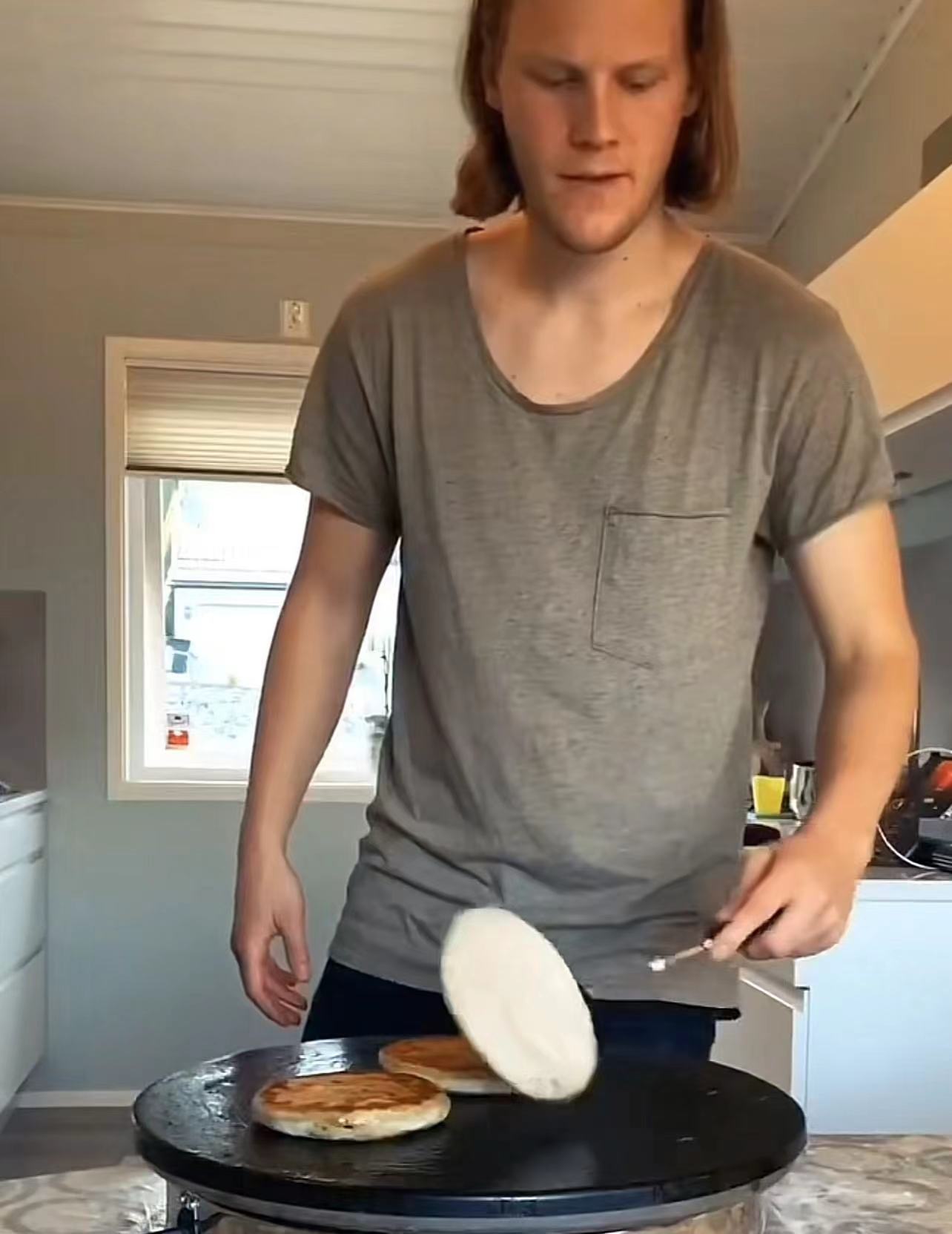 越来越多的外国人来中国后的改变,为什么来到中国的外国人越来越多