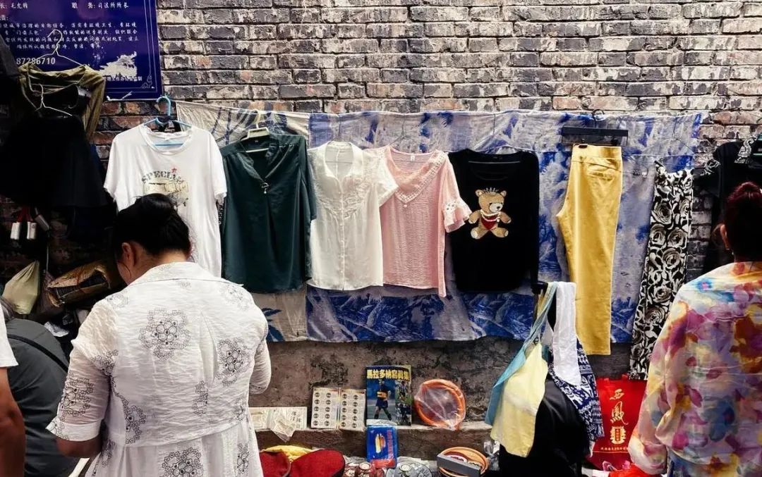 路边摊的衣服一件多少钱,路边摊10元衣服从哪里来