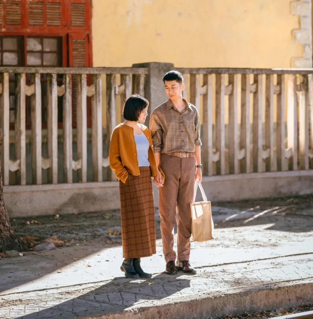 凌晨听到楼上有高跟鞋响,半夜听到敲门声丈夫下楼开门