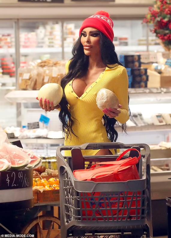 网红芭比翘路人视角,芭比去超市买菜