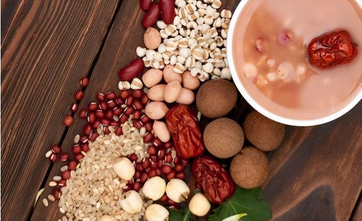 八宝粥用什么豆颜色红亮,不加碱怎么熬出红亮八宝粥