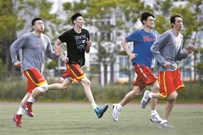 踢足球和打篮球哪个让孩子更聪明,让孩子打篮球有出路吗