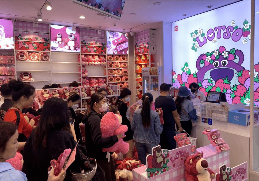 名创优品、lululemon：两个行业，一个故事