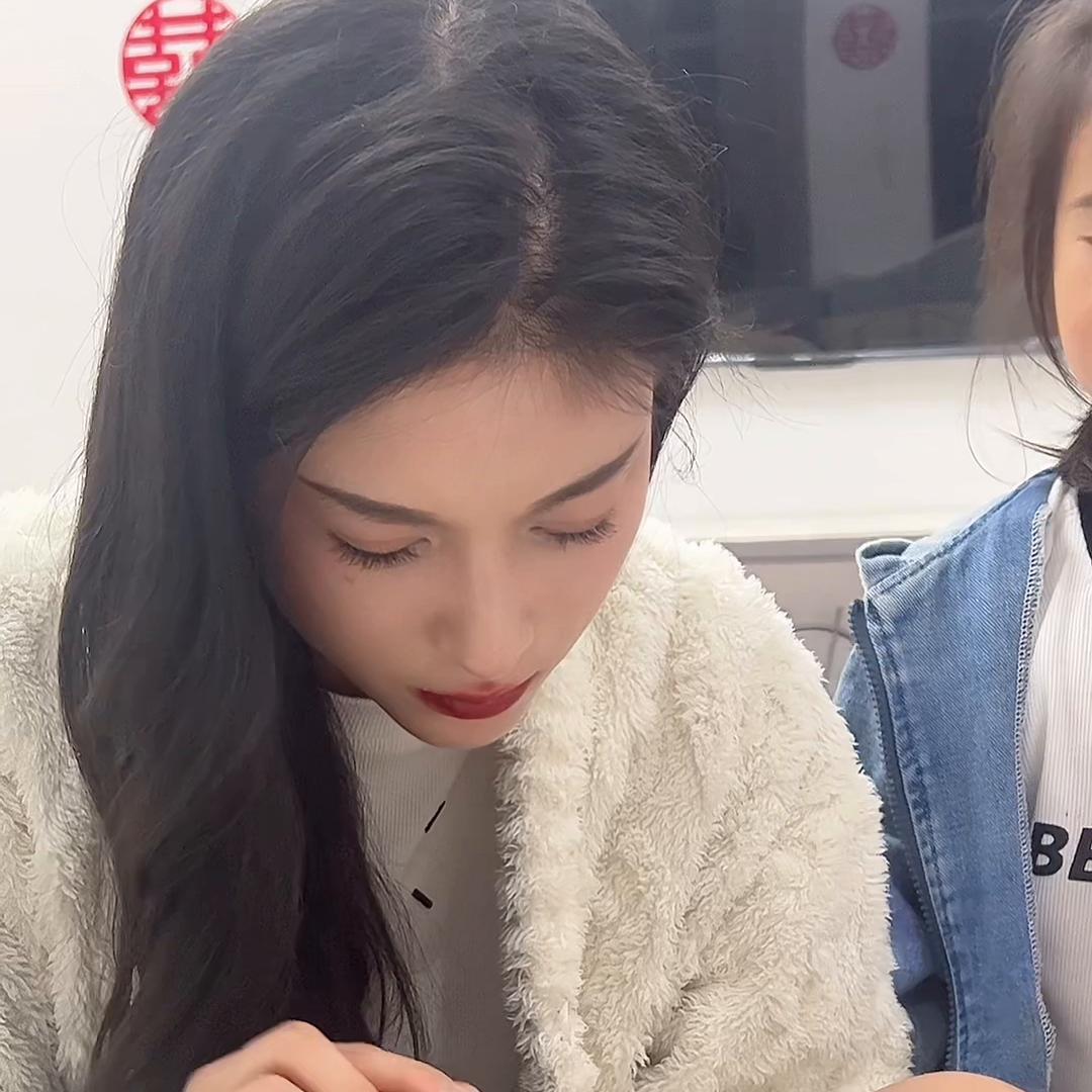 姐妹们一定要看到最后，给嫂子做个指甲，结果他俩笑成这样...