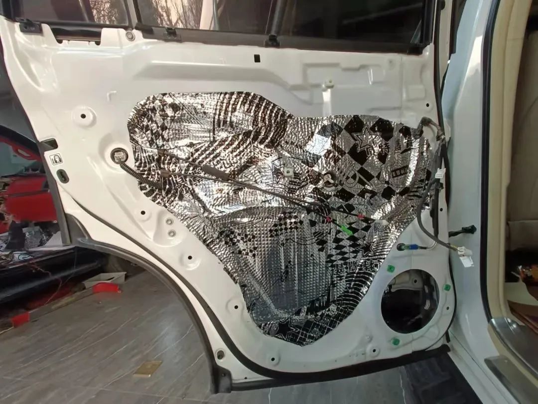 越野的旅途怎么能少了音乐的陪伴？丰田酷路泽音响升级