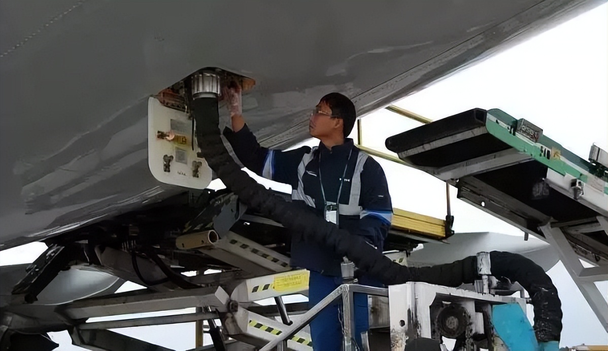 飞机上的秘密：空姐必须穿*袜丝**，禁止自带饮用水，粪便“空投”了