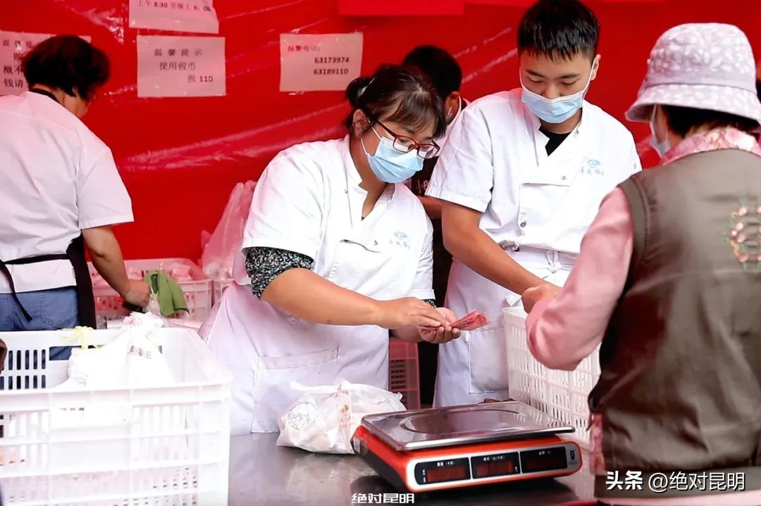 中秋节时妈妈买了许多月饼,中秋妈妈给我寄了一箱月饼